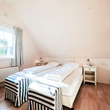 Ferienhaus Charming With Terrace Near Forest Sint Maartensvlotbrug