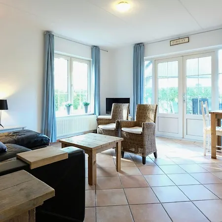 Charming With Terrace Near Forest Ferienhaus *