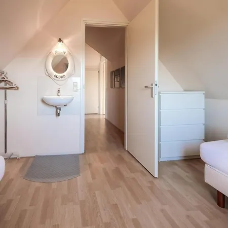 Charming With Terrace Near Forest Ferienhaus Sint Maartensvlotbrug